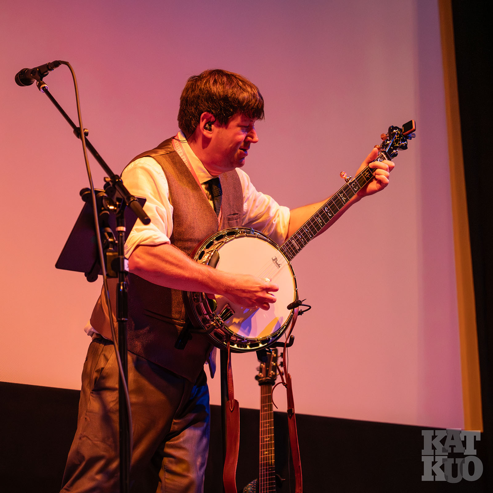 Brian Tomaszewski playing the banjo at the 2025 ESL Rochester Fringe Festival.